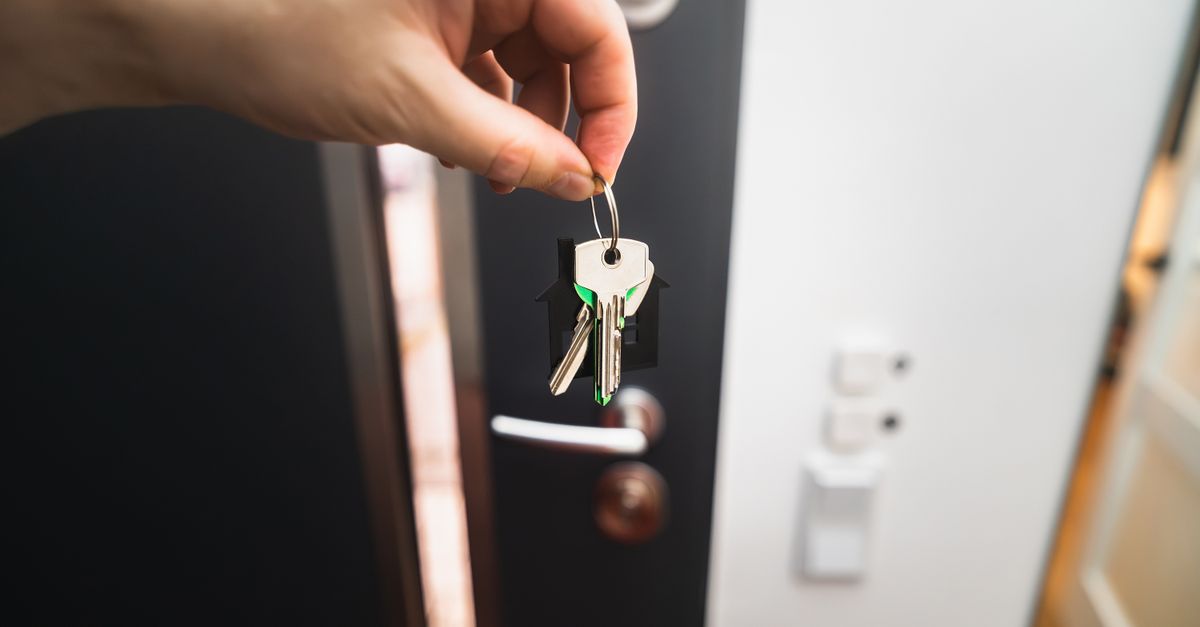 locksmith hands door — Virginia Pro Locksmiths