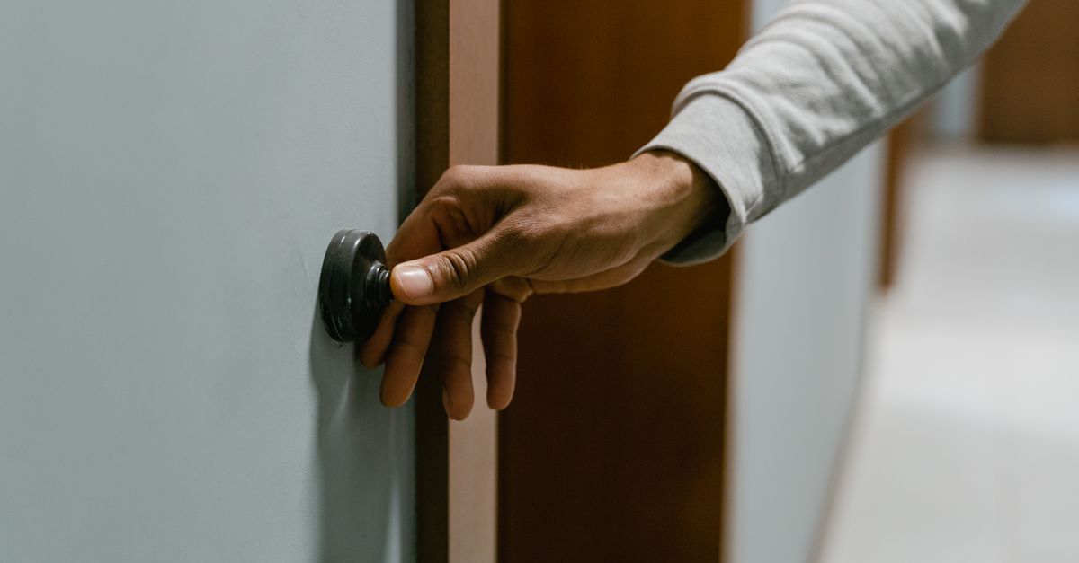 locksmith hands door — Virginia Pro Locksmiths